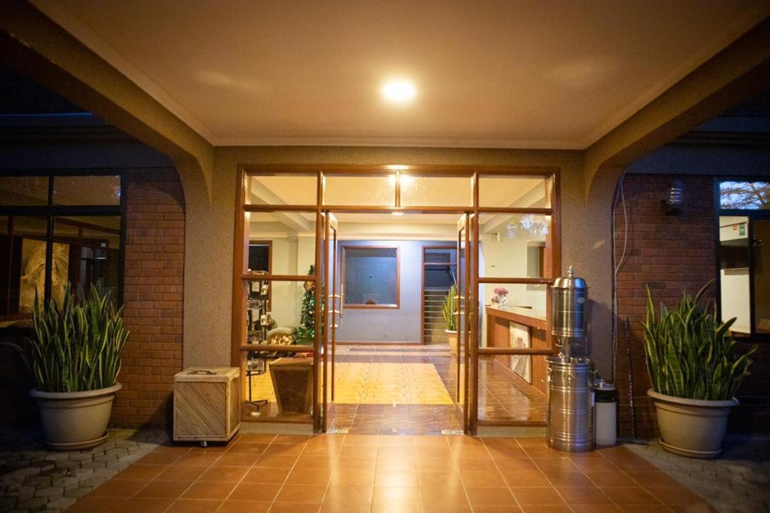 Summit Lodge Marombosa Bagian luar foto
