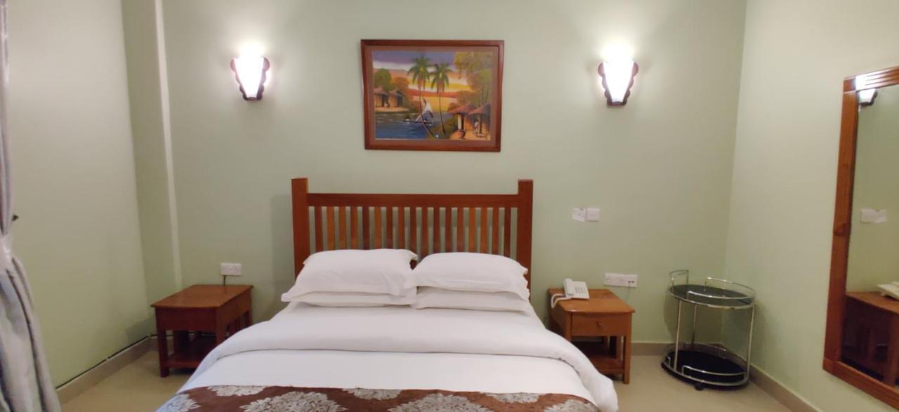 Summit Lodge Marombosa Bagian luar foto